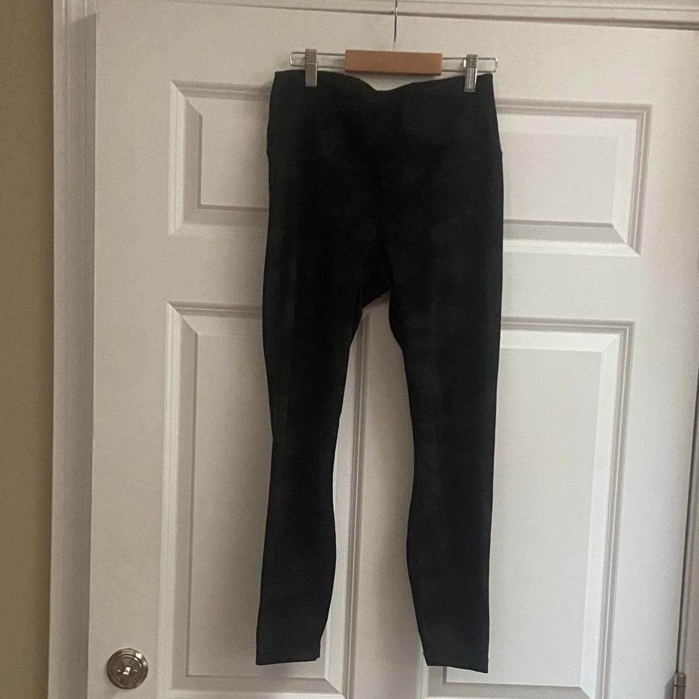 🧡 Women’s Yogalicious lux grey/black camouflage leggings
